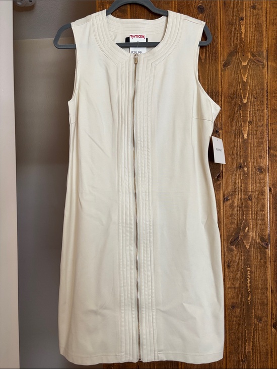 Ellen Tracy Dresses & Skirts - Ellen Tracy Cream Sleeveless Zip-Front Shift Dress